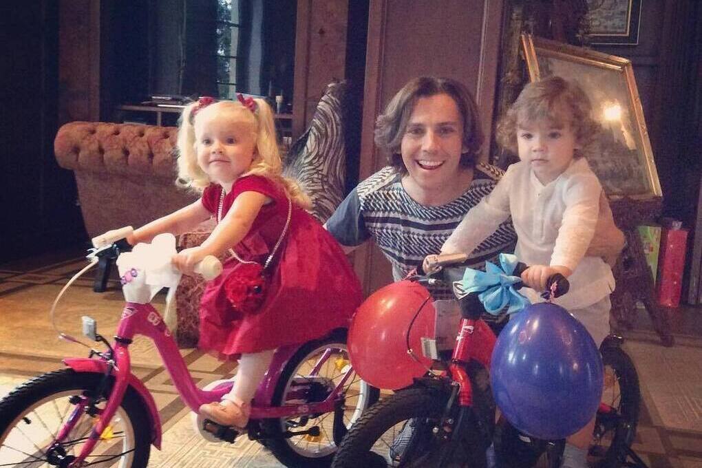 Дети Пугачевой дорого заплатят за замок в Грязи: на Гарри и Лизу ляжет многомиллионный долг