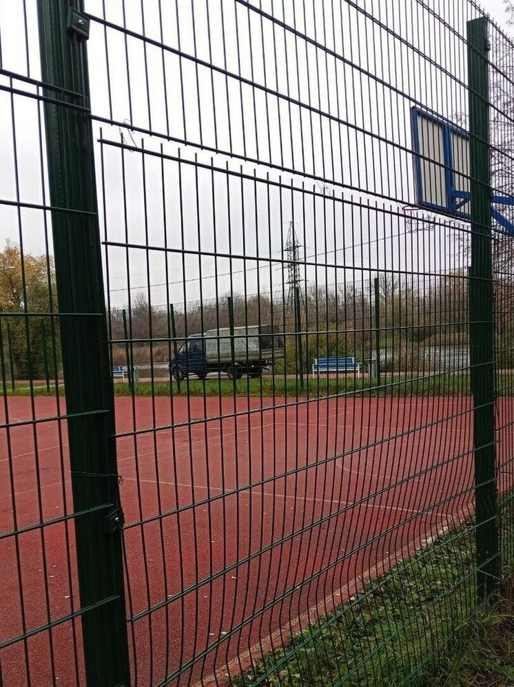 В Курске на Ермошкином озере починили сломанное вандалами ограждение