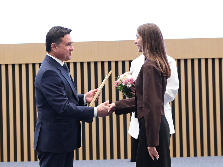 С Днем добровольца: Андрей Воробьев вручил награды волонтёрам Подмосковья