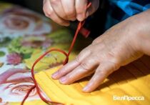 Молодежь делится теплом с пожилыми людьми