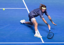 Первые дни последнего в сезоне турнира серии «Мастерс», проходящего в Париже, складываются удачно для российских теннисистов. Даниил Медведев одержал первую победу на этом турнире за четыре года, Карен Хачанов готовится к своему матчу второго круга, а Андрей Рублёв уже пробился в третий раунд и сделал это с убедительной игрой.