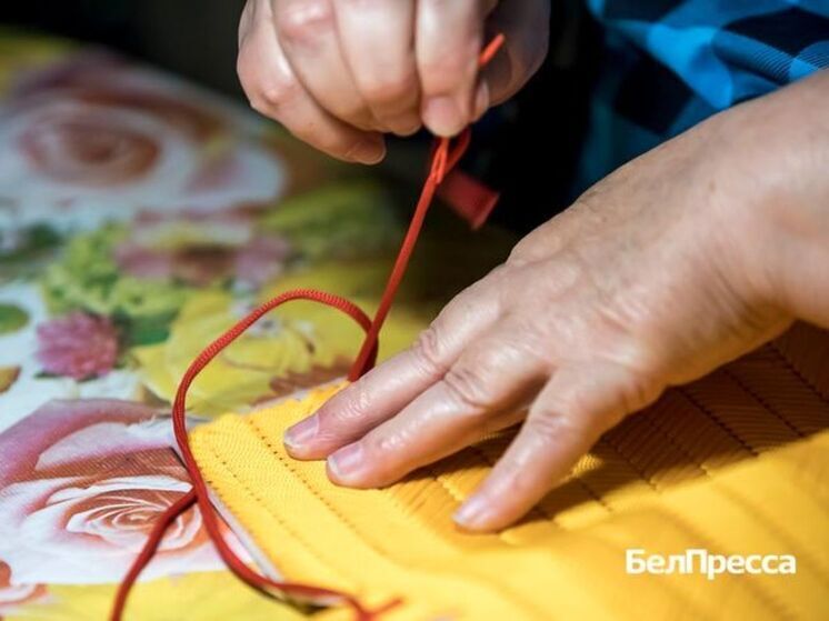 Молодежь делится теплом с пожилыми людьми