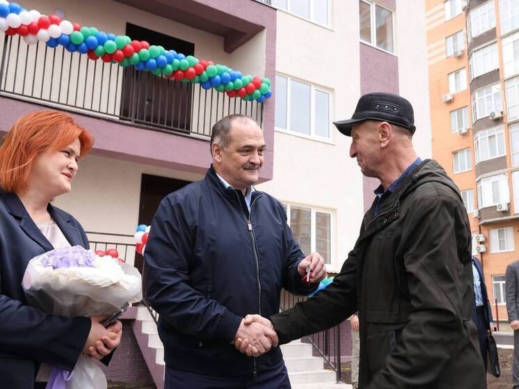 Меликов вручил ключи от новых квартир жителям аварийных общежитий Каспийска