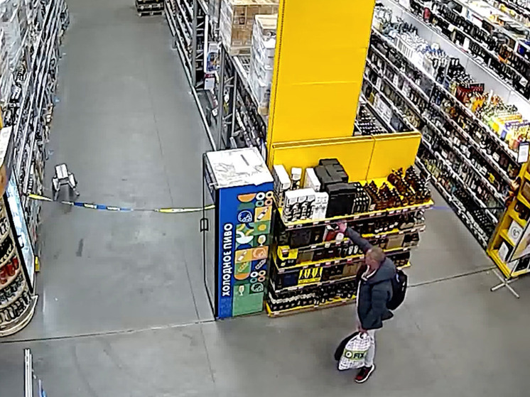 В Мурманске поймали вора с полным рюкзаком шоколада и коньяка