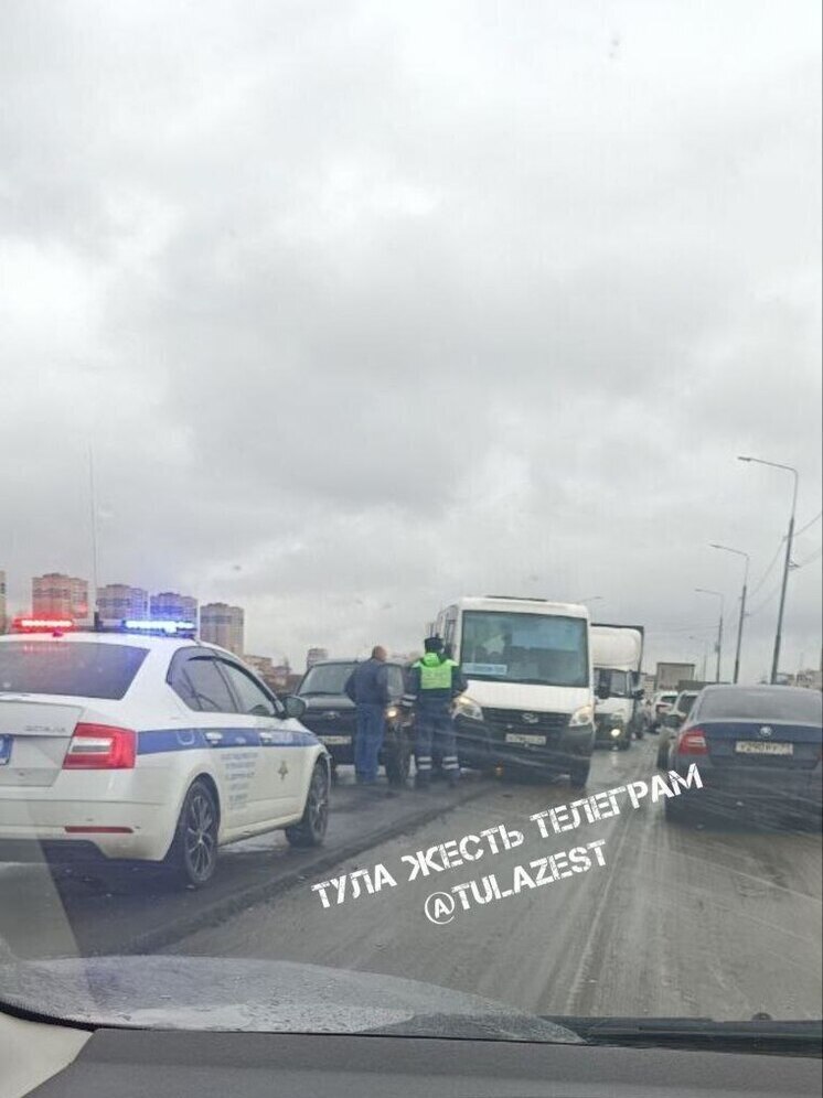 ДТП парализовало движение на Калужском шоссе в Туле
