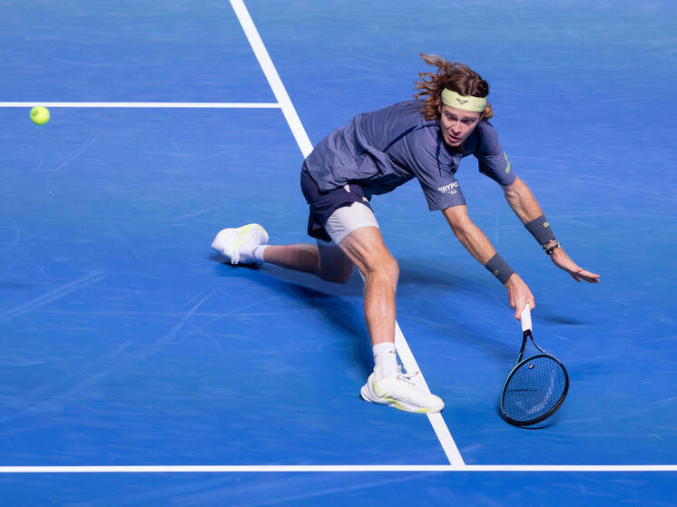 Первые дни последнего в сезоне турнира серии «Мастерс», проходящего в Париже, складываются удачно для российских теннисистов. Даниил Медведев одержал первую победу на этом турнире за четыре года, Карен Хачанов готовится к своему матчу второго круга, а Андрей Рублёв уже пробился в третий раунд и сделал это с убедительной игрой.