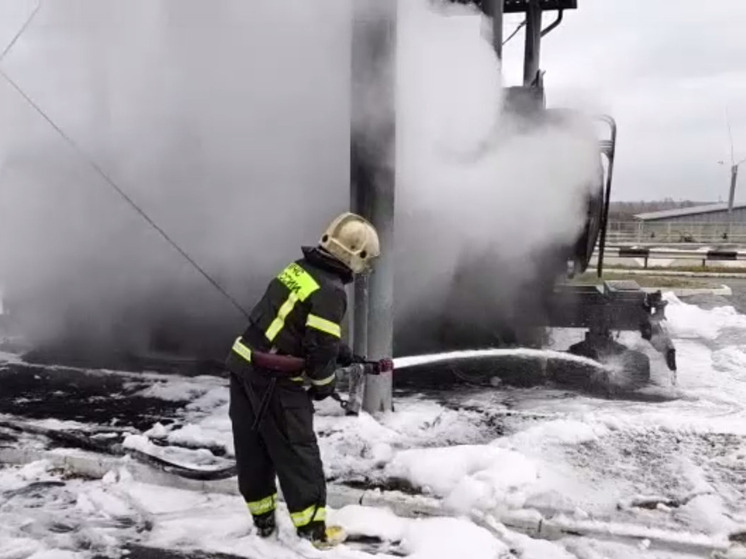 В Челябинске на заправке загорелся бензовоз