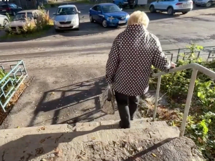 Народный фронт вступился за мурманчанку, 7 лет ждущую ремонта лестницы