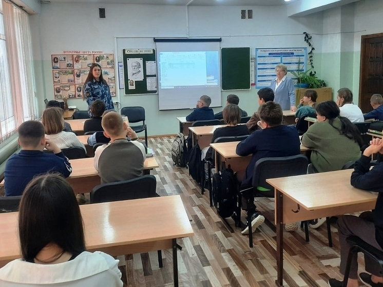 Сотрудница уголовно-исполнительной инспекции в Дорогобуже провела тематическую беседу со школьниками