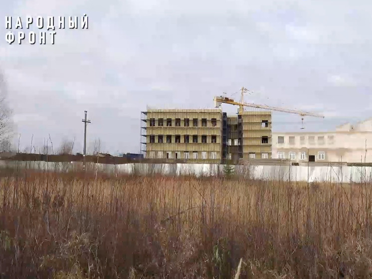 Без крыши: в Коноше недостроенная школа разрушается под открытым небом