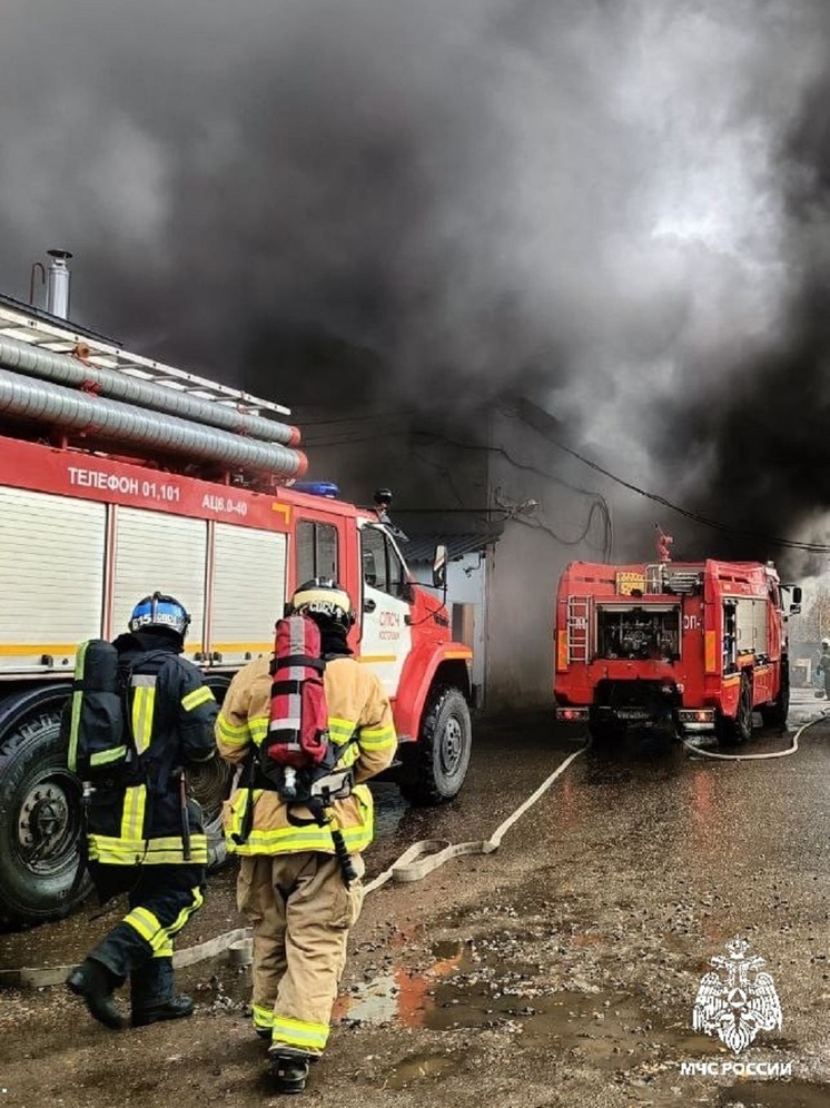 Пожарные ведут борьбу с огнем в одном из предприятий в промзоне Костромы