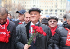 Геннадий Зюганов и фракция КПРФ возложили цветы к Мавзолею В.И.Ленина