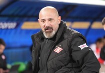 Как сообщило сербское издание MaxBet Sport, Деян Станкович не станет главным тренером сборной Сербии. Вместо него Футбольный союз Сербии, по данным источника, сделал выбор в пользу 48-летнего Велько Пауновича — специалиста с опытом работы в MLS («Чикаго Файр») и Испании («Овьедо»), а также с игровым прошлым в казанском «Рубине» в 2007 году. Эта новость, казалось бы, должна была закрыть вопрос о возможном уходе Станковича из московского «Спартака». Однако реальность оказалась сложнее.