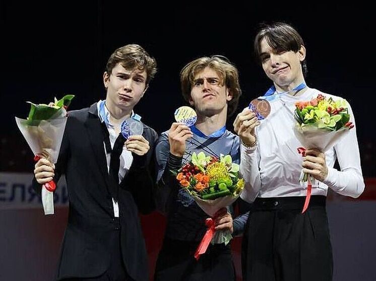 После отстранения российских фигуристов от международных соревнований Федерация фигурного катания на коньках России (ФФККР) преобразовала Кубок России в Гран-при России. По аналогии с проходящим в шести странах Гран-при ISU.