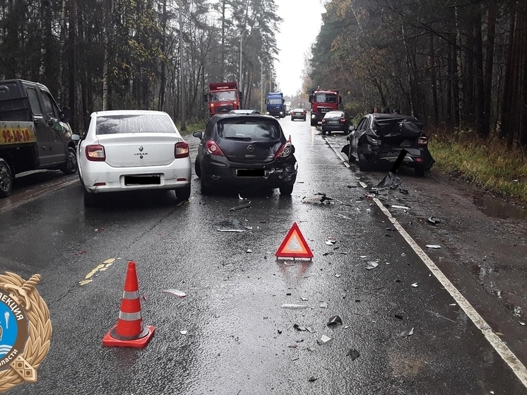 В Иванове друг за другом столкнулись четыре автомобиля