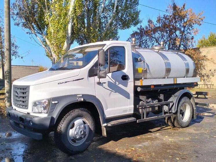 Жители Приморска получили новый автомобиль для доставки питьевой воды