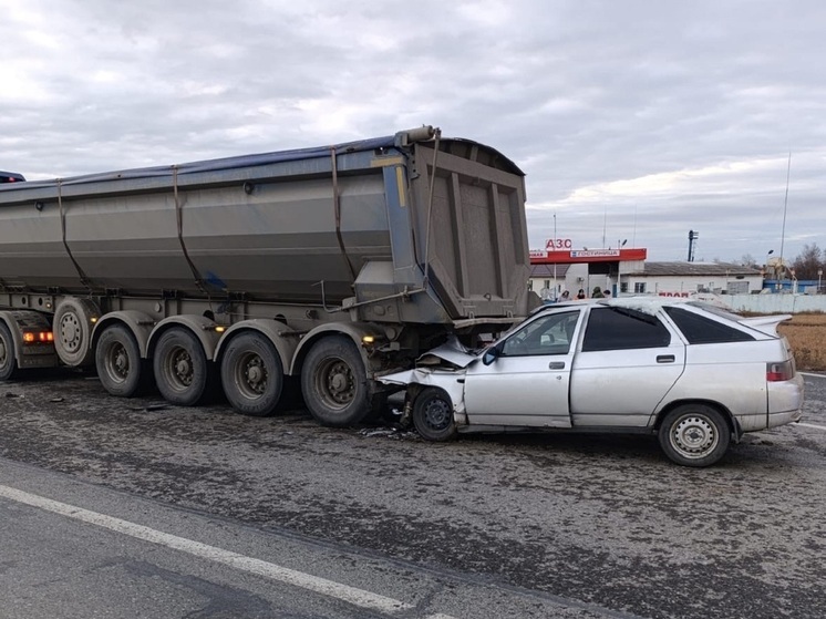 «Лада» залетела под грузовик на свердловской трассе, погибли два человека