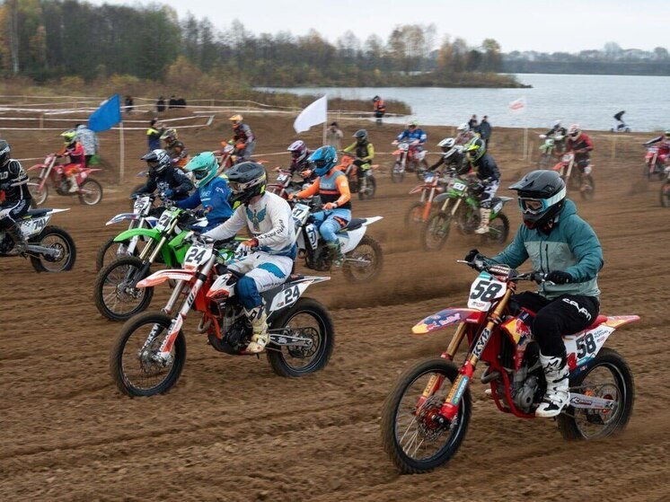 Воздух раскален от рева моторов, а песок взлетает из-под колес, несущихся со скоростью под сотню