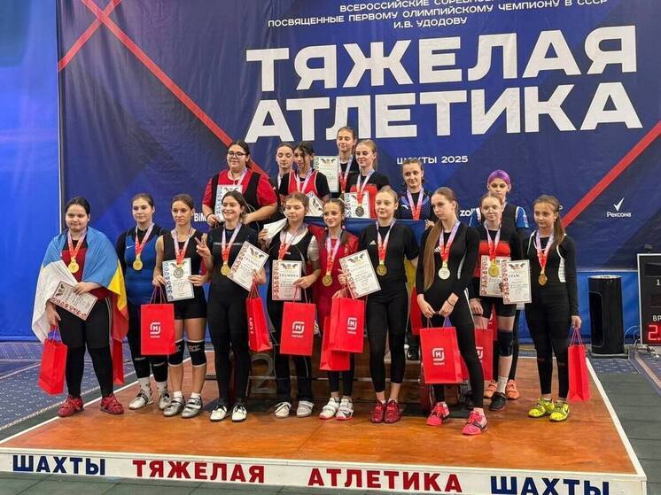 Еще девятнадцать медалей завоевали спортсмены из ДНР на всероссийском турнире по тяжелой атлетике