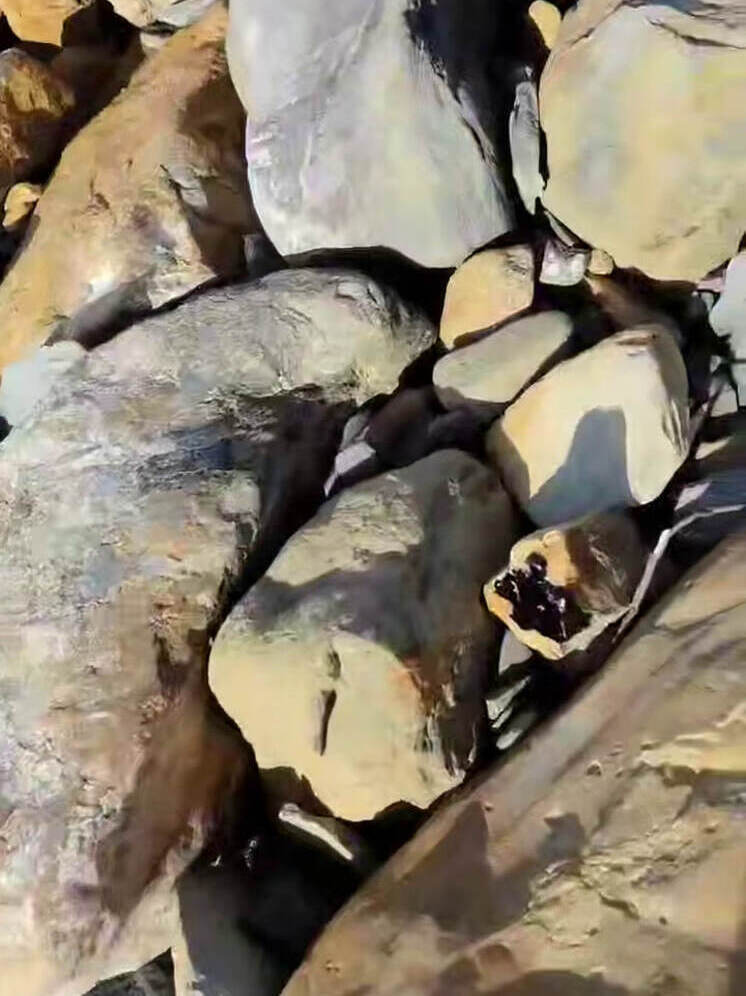 В Анапе устраняют точечные выбросы мазута на пляж