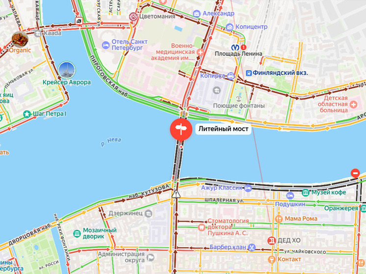 Петербуржцы застряли в пробках у перекрытого Литейного моста