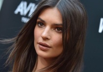 Американская модель и актриса Эмили Ратаковски порадовала фанатов новой серией пикантных снимков. Красавица брюнетка обошлась практически без одежды, позируя дома.