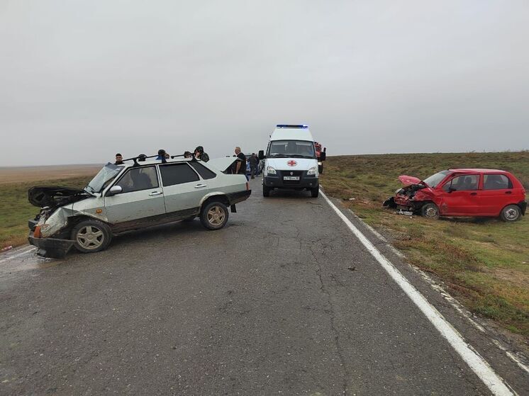 Три человека госпитализированы после лобового столкновения ВАЗ и Daewoo Matiz в Астраханской области