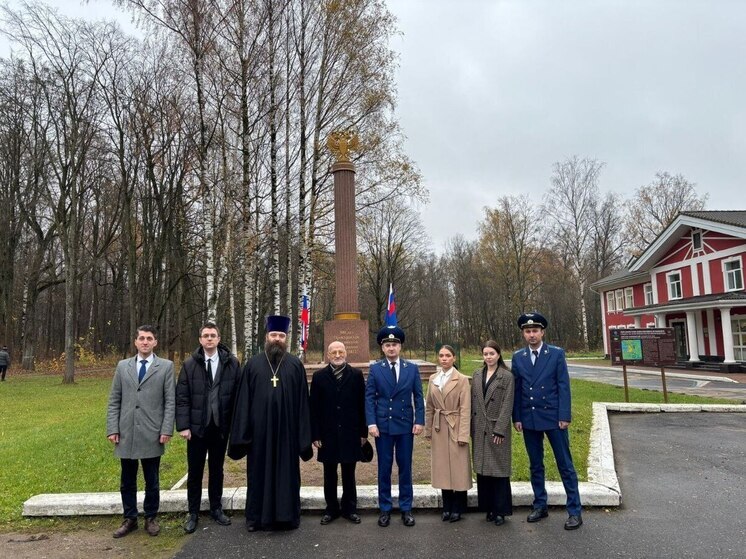 Сотрудники прокуратуры приняли присягу в парке усадьбы Ягужинского в Колтушах