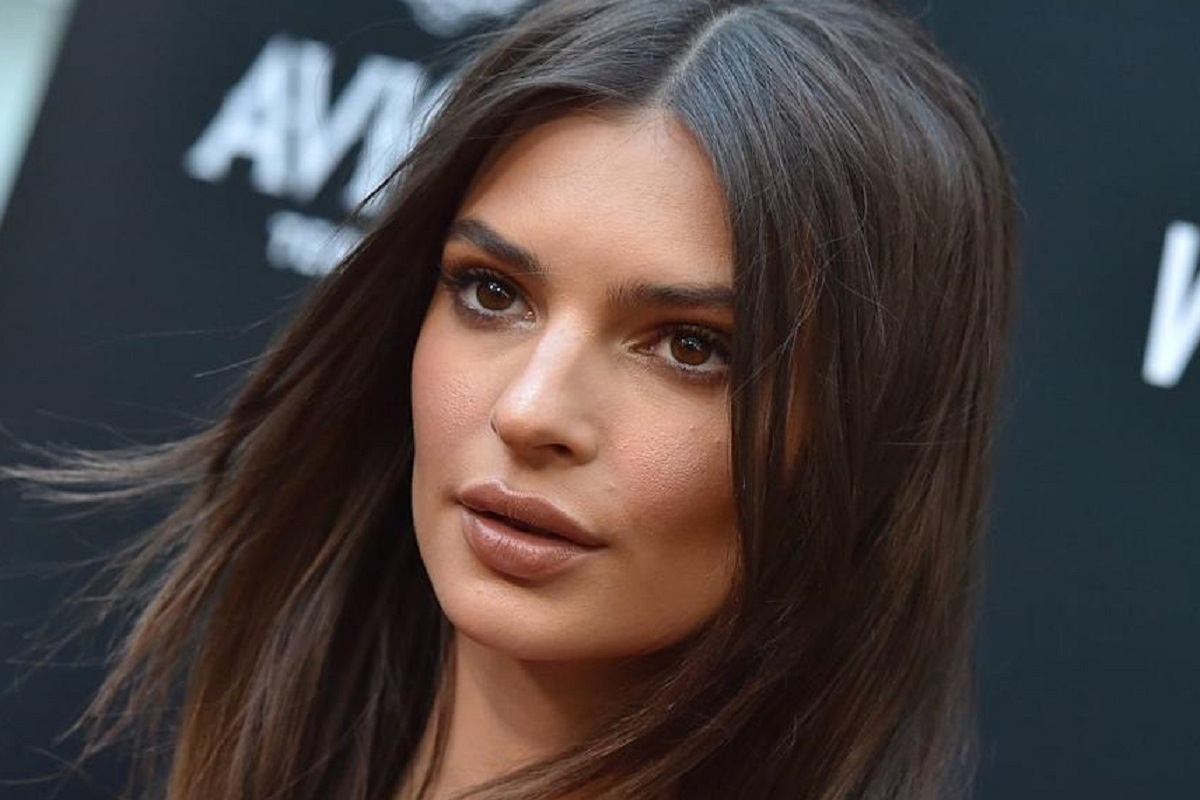 Модель поделилась горячими домашними фото