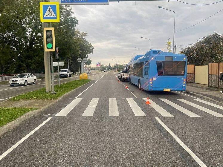 На трассе Адлер - Красная Поляна произошло ДТП с автобусом и тремя легковыми авто