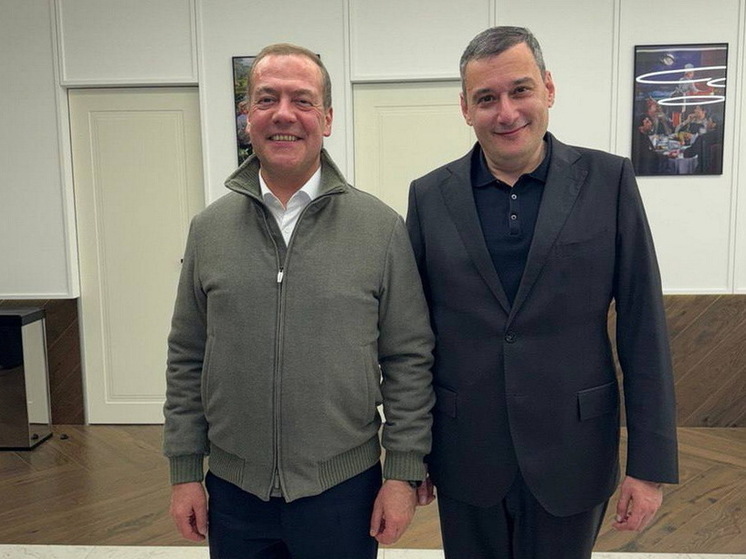 «МК в Черноземье» уже сообщал о том, что 28 октября в Курске побывал заместитель председателя Совета безопасности РФ и председатель политической партии «Единая Россия» Дмитрий Медведев