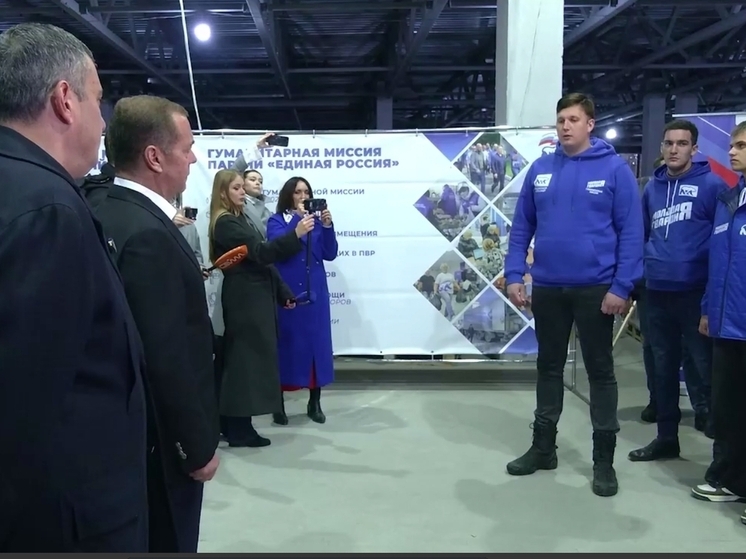 Калужский молодогвардеец отдал памятный шеврон Дмитрию Медведеву