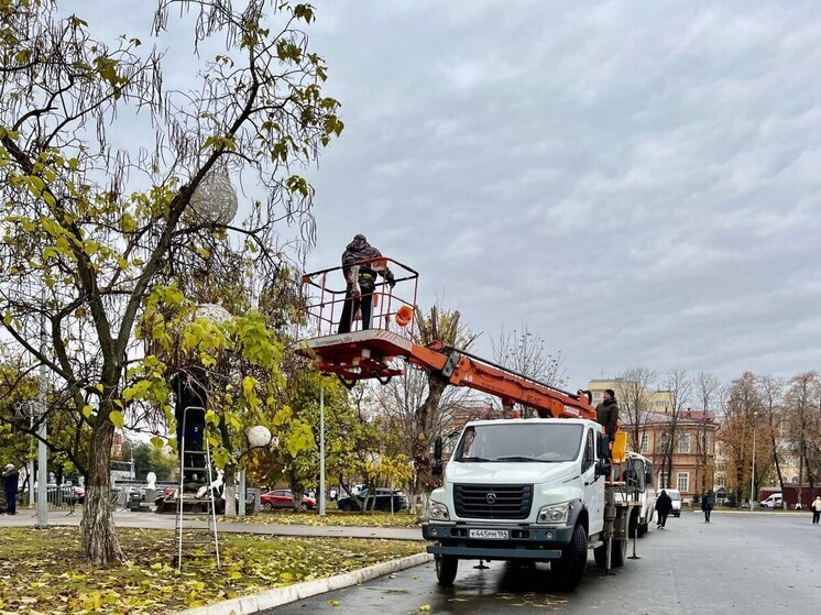 Саратов за два месяца до праздника начали украшать к Новому году