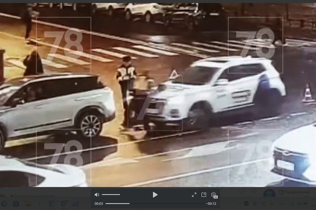 Неожиданно автомобиль каршеринга врезался в инспектора ГИБДД