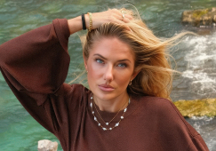 Самая красивая легкоатлетка планеты засветила олимпийскую татуировку на пляжном фото