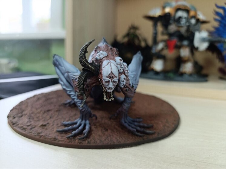 Каждые выходные в библиотеке №13 Улан-Удэ собираются взрослые дяди и играют в солдатиков. Так может показаться на первый взгляд. И в самом деле — приходишь в библиотеку, а там группа взрослых людей красит крошечные фигурки и делает это крайне сосредоточенно, не отвлекаясь ни на что другое.