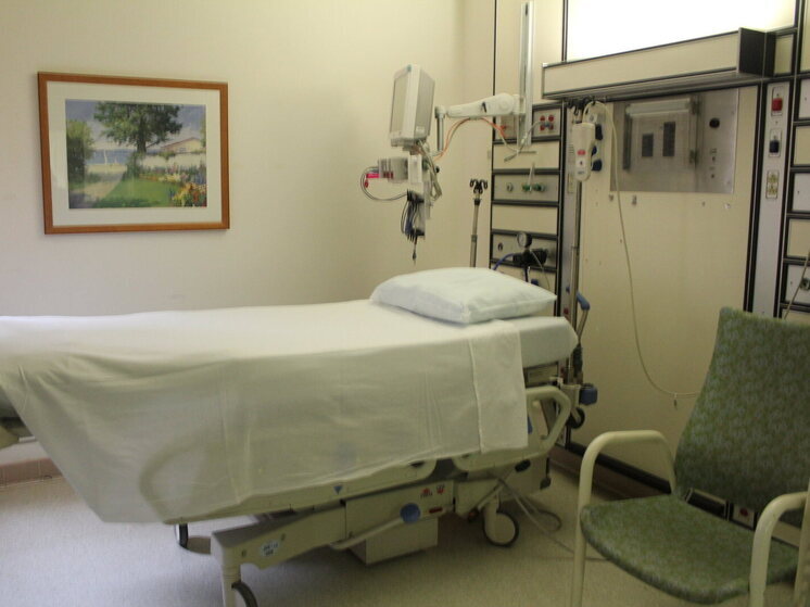 Ein Mann stieß sich den kleinen Finger an einem Stuhl und brach sich dabei das Genick; später wurde bei ihm Krebs diagnostiziert.