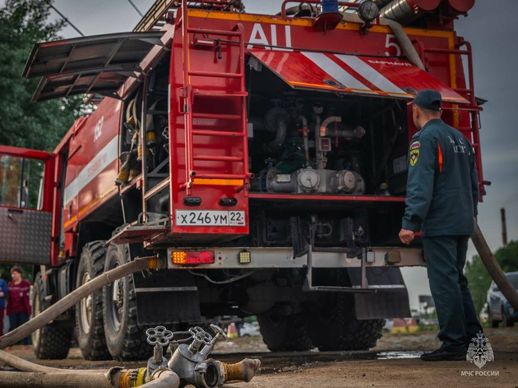 Пожар охватил сарай с дровами в алтайском селе