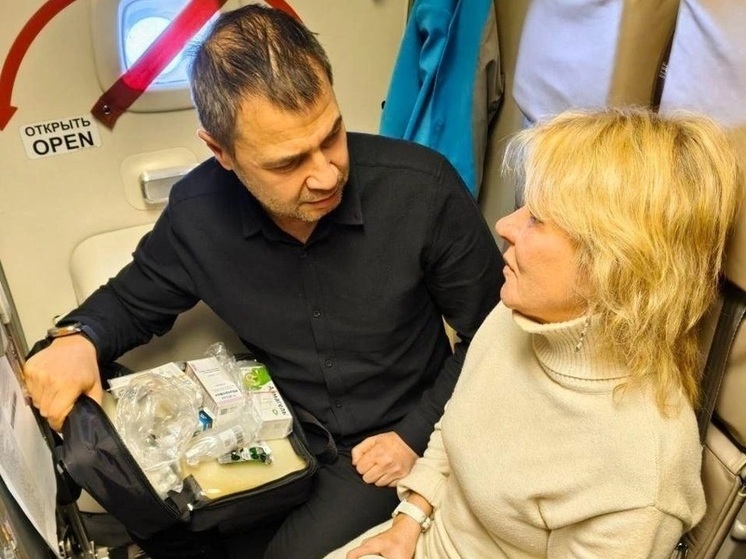 Глава Минздрава Новосибирской области оказал помощь женщине в самолете