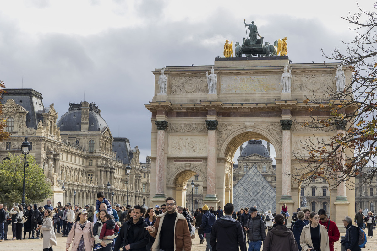 Раскрыты детали расследования дела о краже драгоценностей из Лувра в Париже