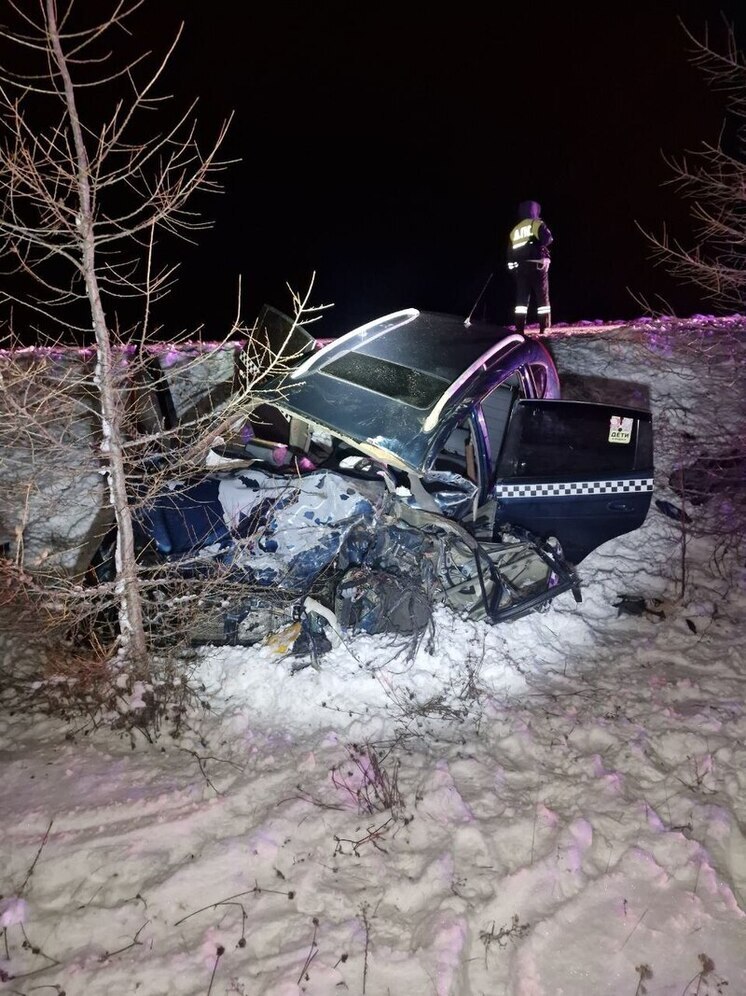 В ЯНАО автомобилист едва не угробил себя и пассажира в лобовом ДТП с грузовиком на встречке