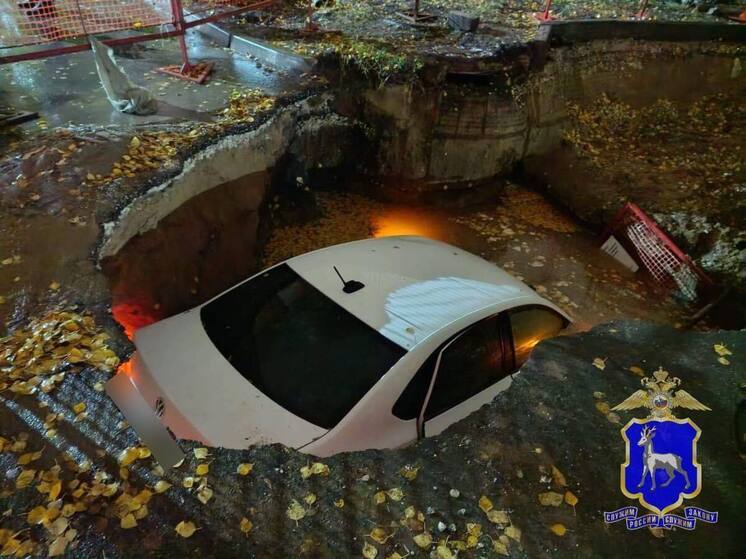 В Самаре автомобиль упал в котлован во дворе на Ново-Садовой