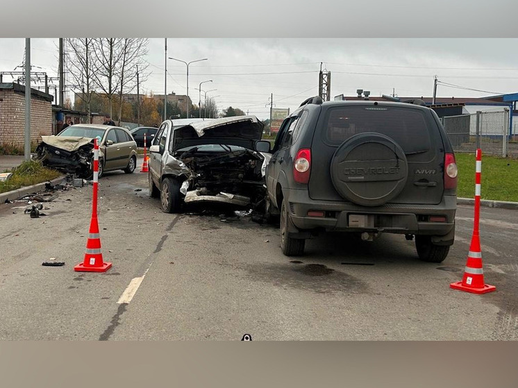 В Великом Новгороде в ДТП с тремя автомобилями пострадал один из водителей
