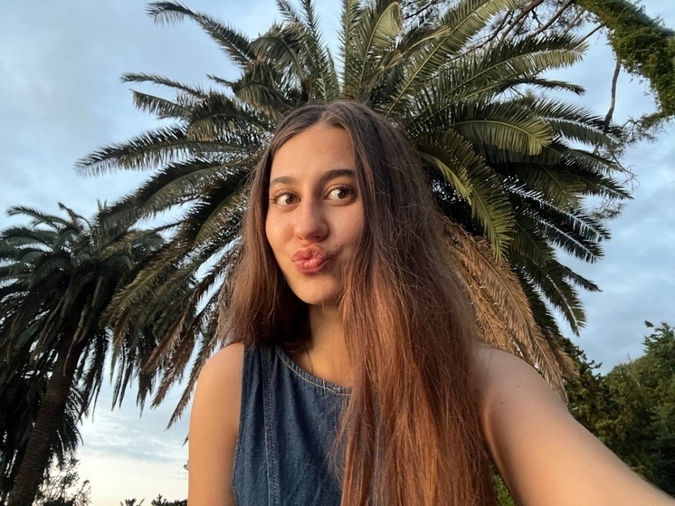 Она слушается младшего брата, умеет готовить толму, любит армянские свадьбы, но будет выбирать себе спутника жизни не по национальности, а по душе