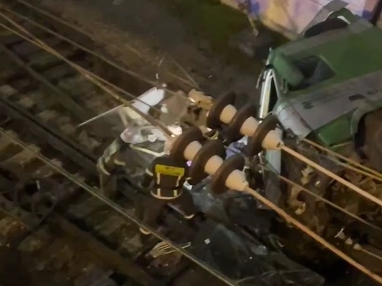 В Симферополе фура рухнула с моста на железнодорожные пути