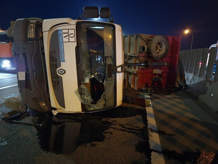 В Краснодаре произошло ДТП с грузовиком и 3 автомобилями: одна пассажирка пострадала