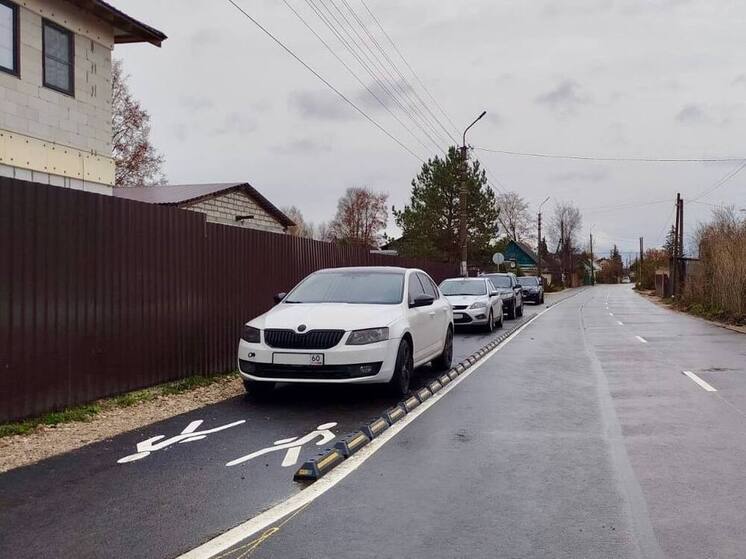 В псковском микрорайоне Шабаны устанавливают новые разделители для безопасности пешеходов