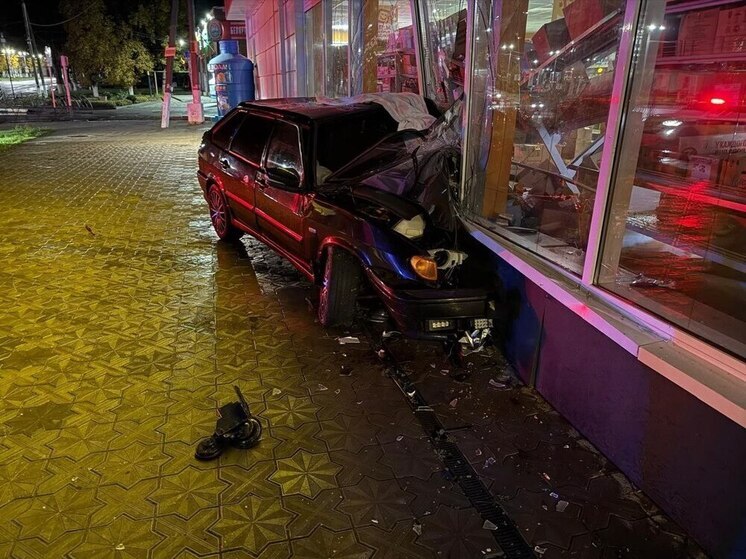 «Лада» протаранила витрину магазина в Гулькевичи