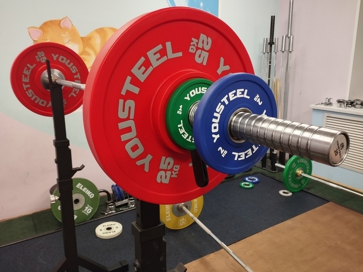 В Коряжме продолжают оснащать зал для тяжелоатлетов