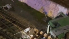 Фура упала с моста на железнодорожные пути в Симферополе: видео